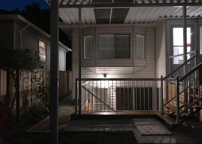 Perfect Location - Tidy & Comfy Suite 5 Mins To Skytrain & Restaurant & Banks, 2 Stops To Metrotown, 5 Stops To Downtown